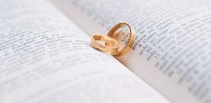 2 rings on a book describing Contested vs. Uncontested Divorce